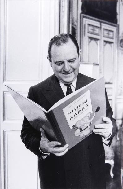 Raymond Barre à Matignon posant avec lhistoire de Babar 1977 by JEAN