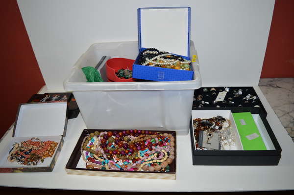 A large quantity of costume jewellery, including: a good quantity of rings.