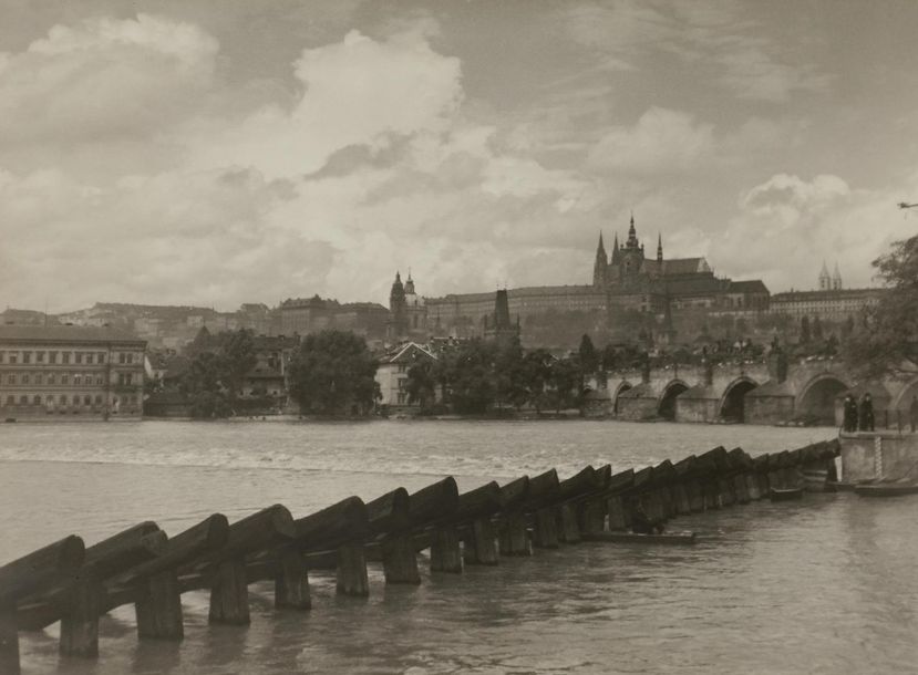 Vue du château de Prague depuis la Voltava