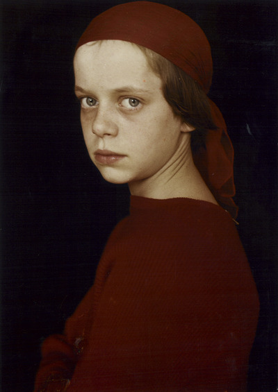 portraits-of-young-girls-in-traditional-costume